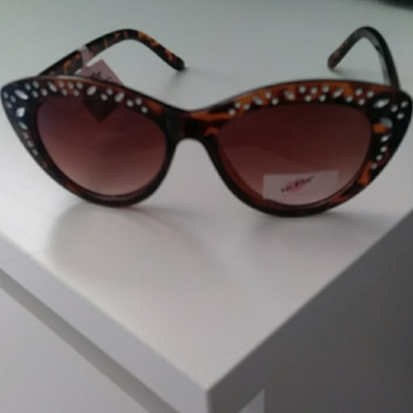 Betsey Johnson Accessories - ❎SOLD❎NWT💋Betsey Johnson Sunglasses.